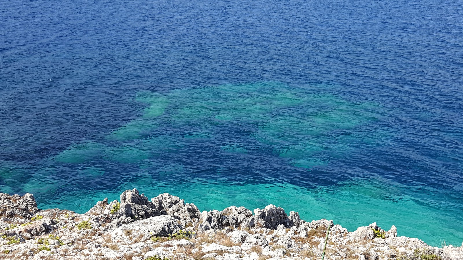 Foto von Aspros Gialos II Strand und seine wunderschöne Landschaft