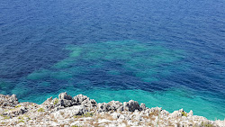 Foto von Aspros Gialos II Strand und seine wunderschöne Landschaft