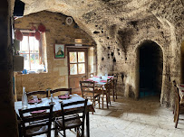 Atmosphère du Restaurant Les Caves de la Genevraie à Louresse-Rochemenier - n°2