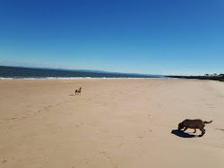 Foto von Red Beach mit langer gerader strand