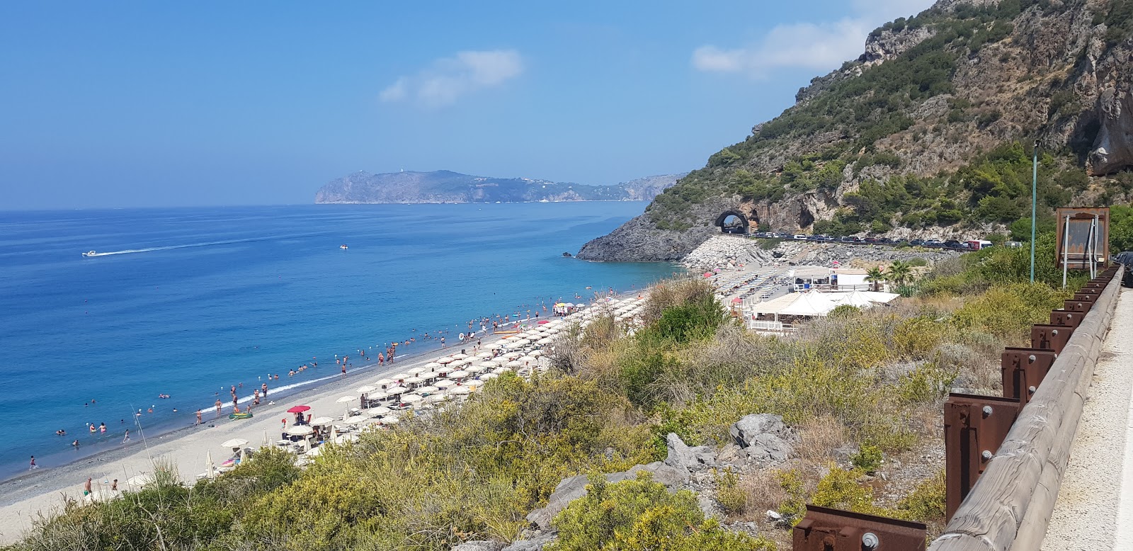 Spiaggia del Troncone'in fotoğrafı geniş plaj ile birlikte
