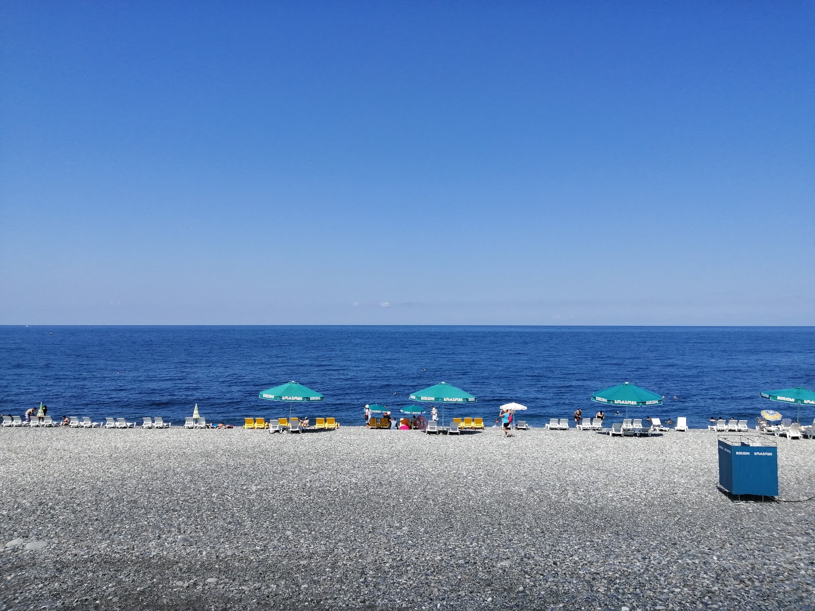 Photo de Sarpi beach protégé par des falaises
