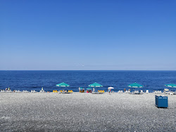 Foto van Sarpi beach ondersteund door kliffen