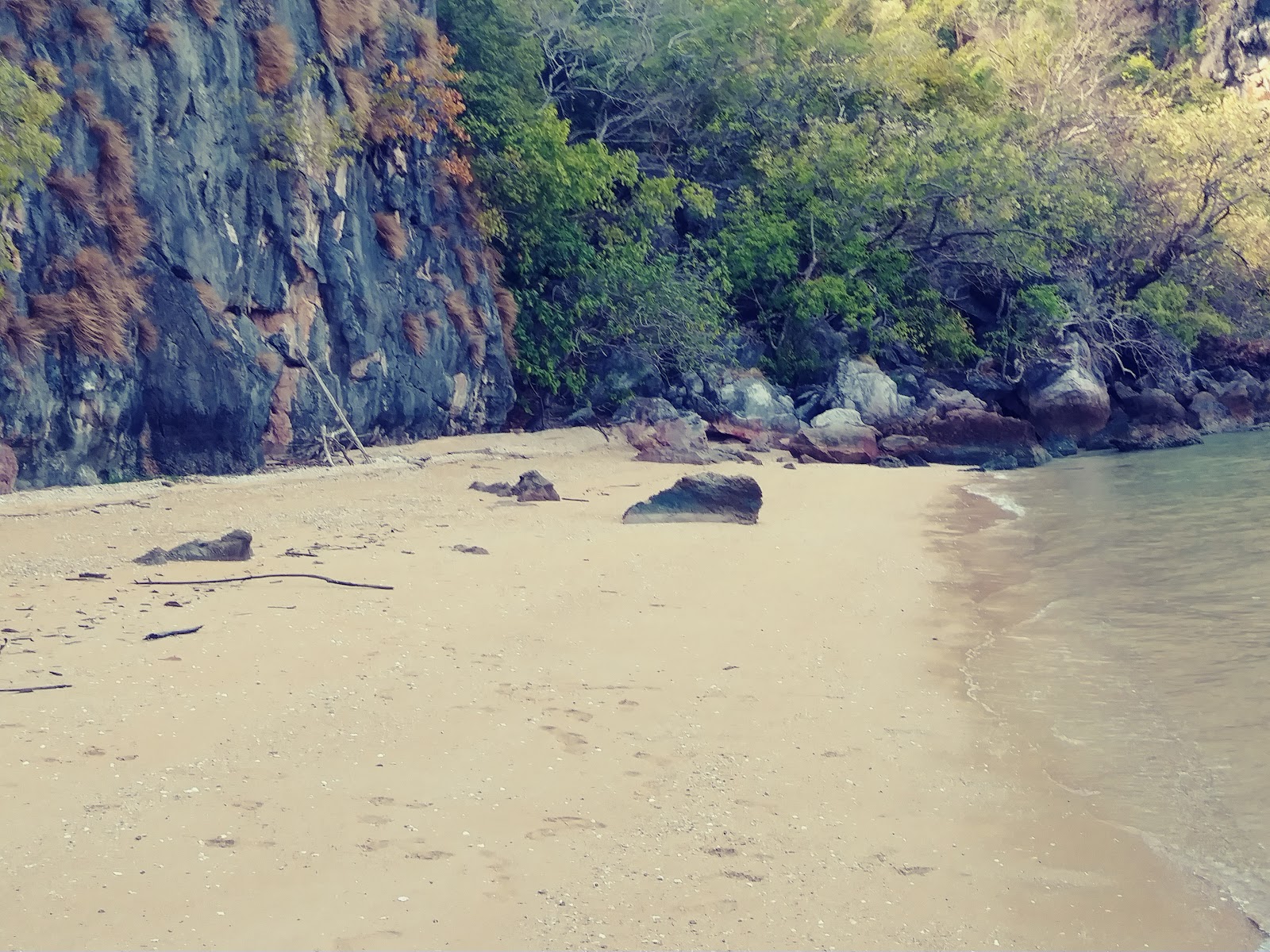 Foto von Ko Chao Le Tai Beach mit beiger sand Oberfläche