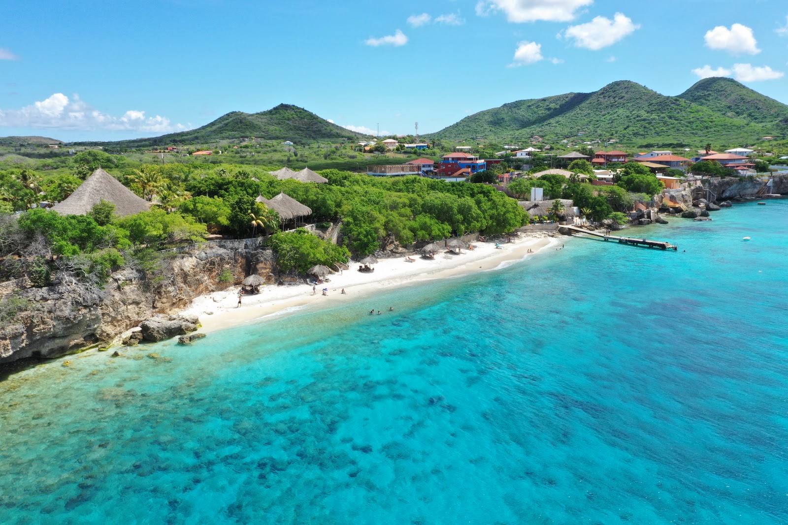 Foto de Playa Kalki com água cristalina superfície