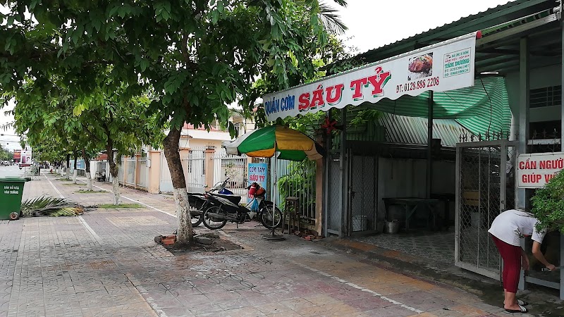 Quán Cơm Sáu Tỷ (RR7C+V7F, Đường Phạm Hùng)