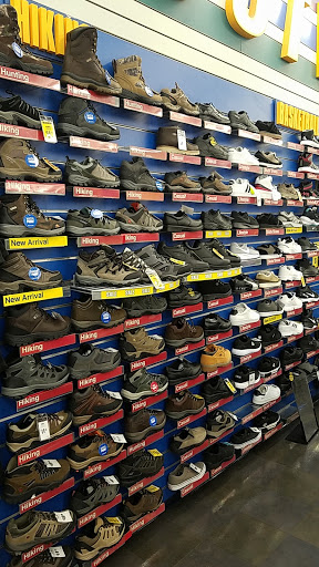 Sporting Goods Store «Big 5 Sporting Goods - Spring Valley», reviews and photos, 9805 Campo Rd #195, Spring Valley, CA 91977, USA