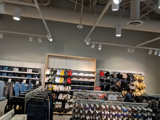 Clothing Store «H&M», reviews and photos, 37 Aquarium Way, Long Beach, CA 90802, USA