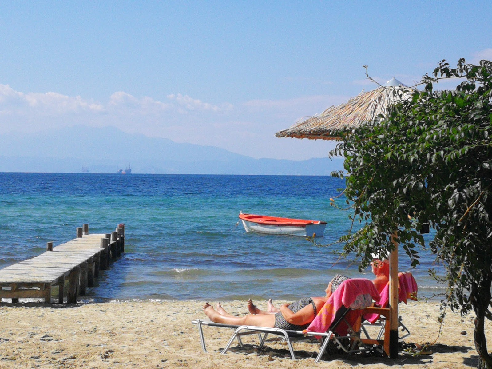 Fotografija Platana beach in naselje