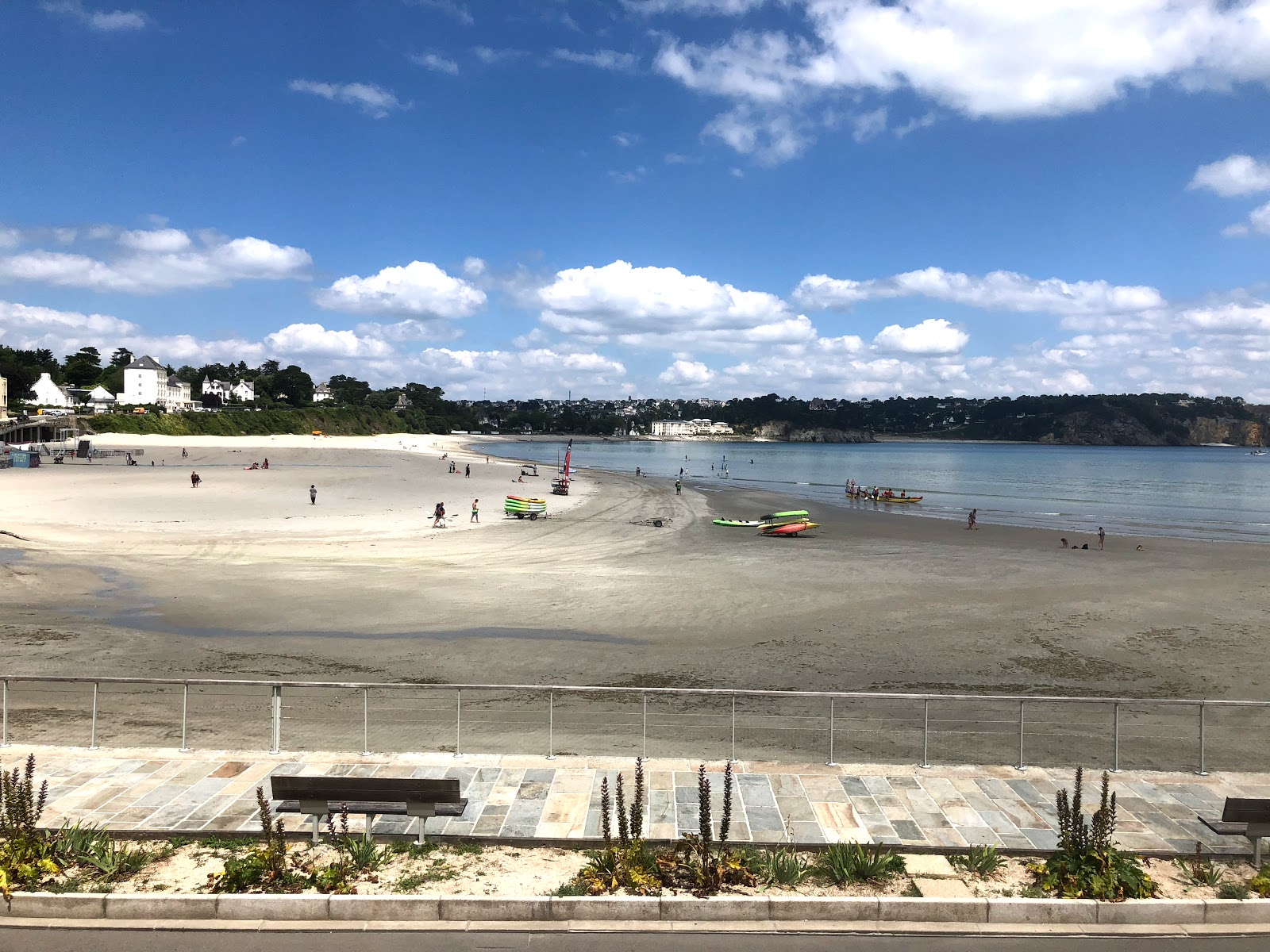 Foto di Plage de Morgat con una superficie del sabbia beige