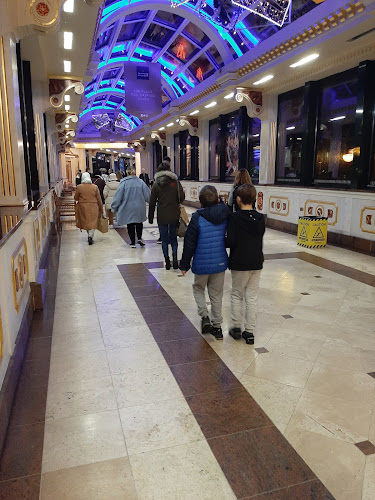 Reviews of Link bridge from Trafford Palazzo to the Trafford Centre in Manchester - Shopping mall