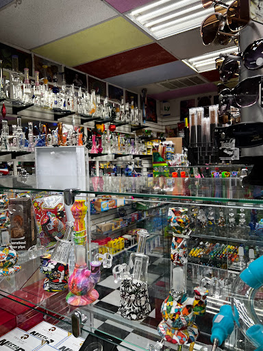Tobacco Shop «HN Smoke Shop», reviews and photos, 4215 N 19th Ave, Phoenix, AZ 85015, USA