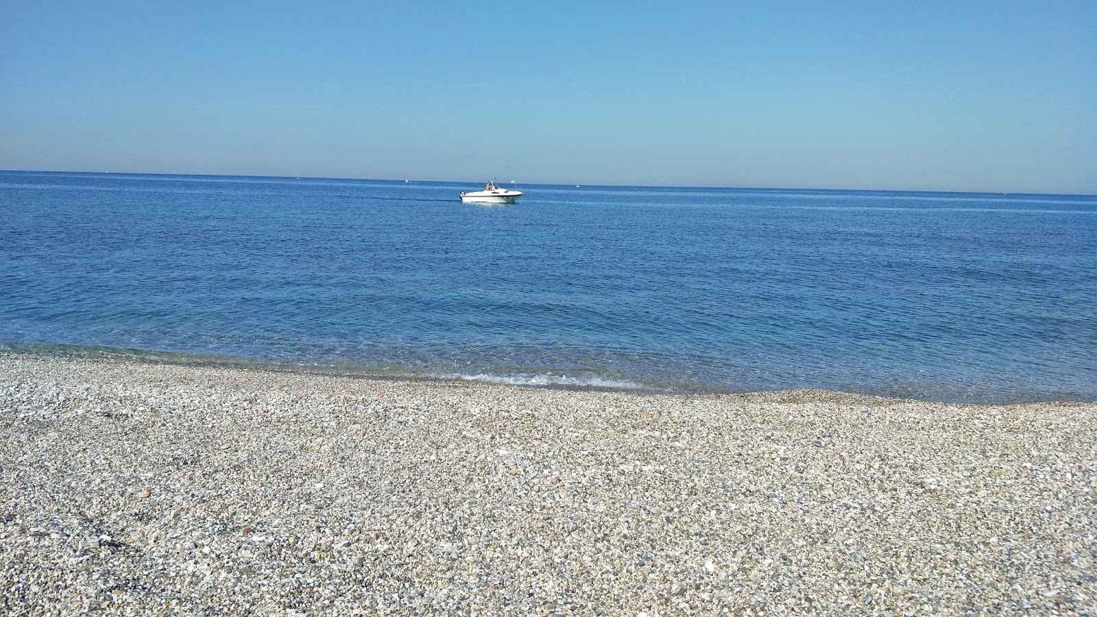 Photo of Plage Bateau casse with long straight shore