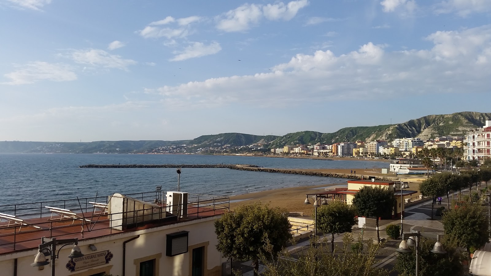 Spiaggia della Lega'in fotoğrafı - rahatlamayı sevenler arasında popüler bir yer