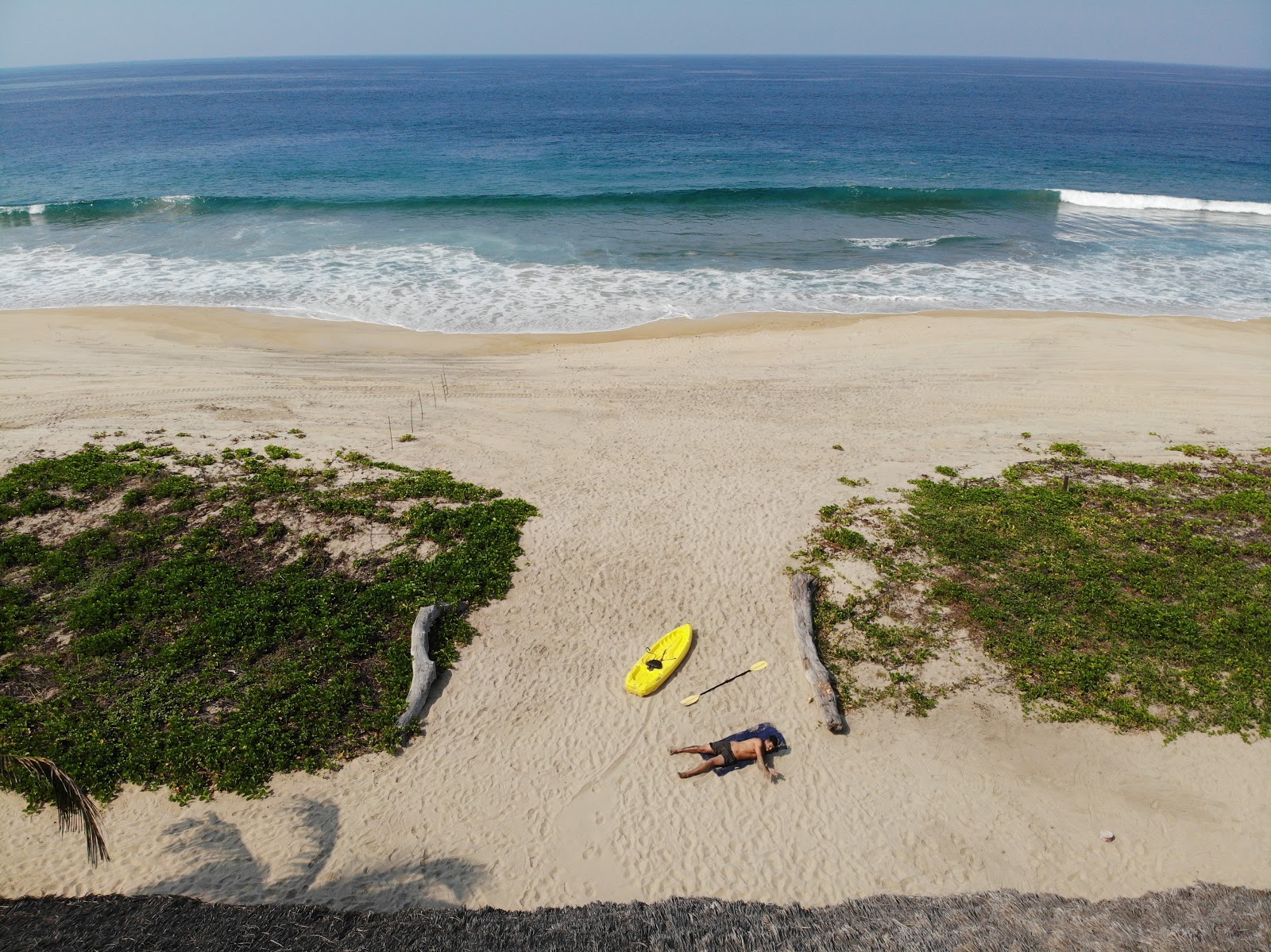 Foto de Playa Delfín con arena fina beige superficie