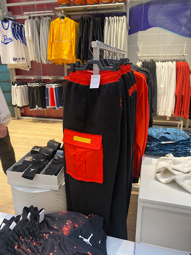 Clothing Store «Nike Lenox», reviews and photos, 3393 Peachtree Rd, Atlanta, GA 30326, USA