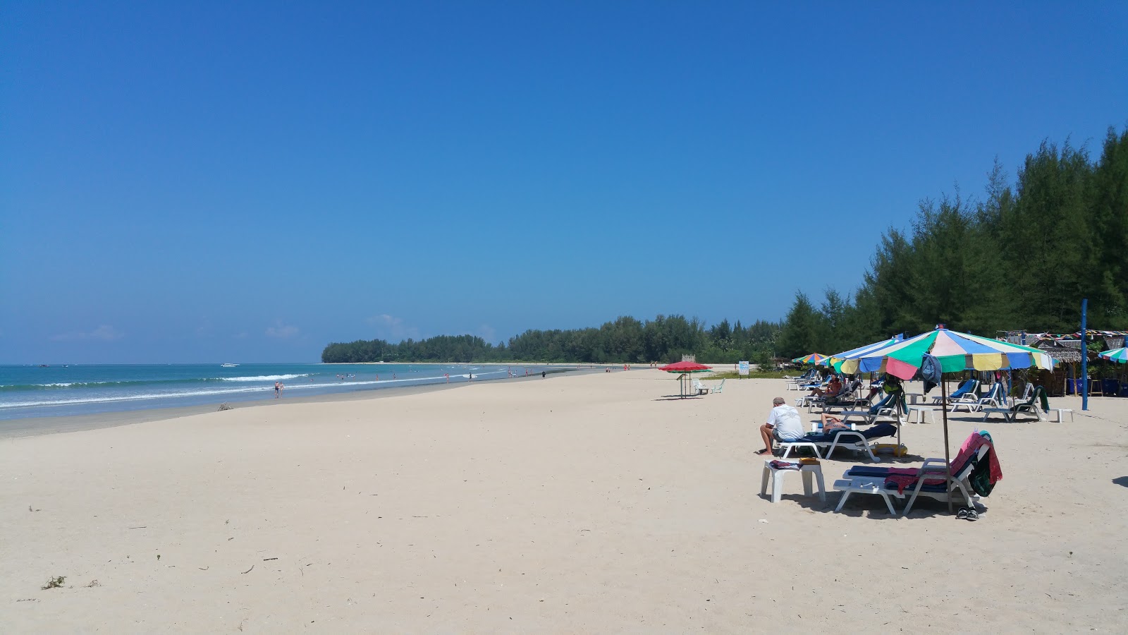 Photo de Khao Lak beach avec rivage droit, long