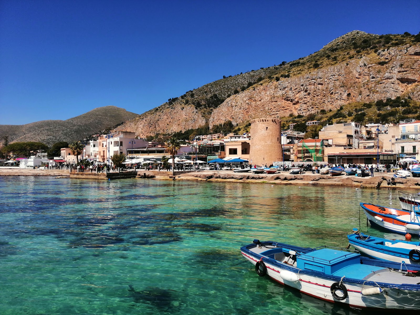 Spiaggia di Mondello'in fotoğrafı uçurumlarla desteklenmiş