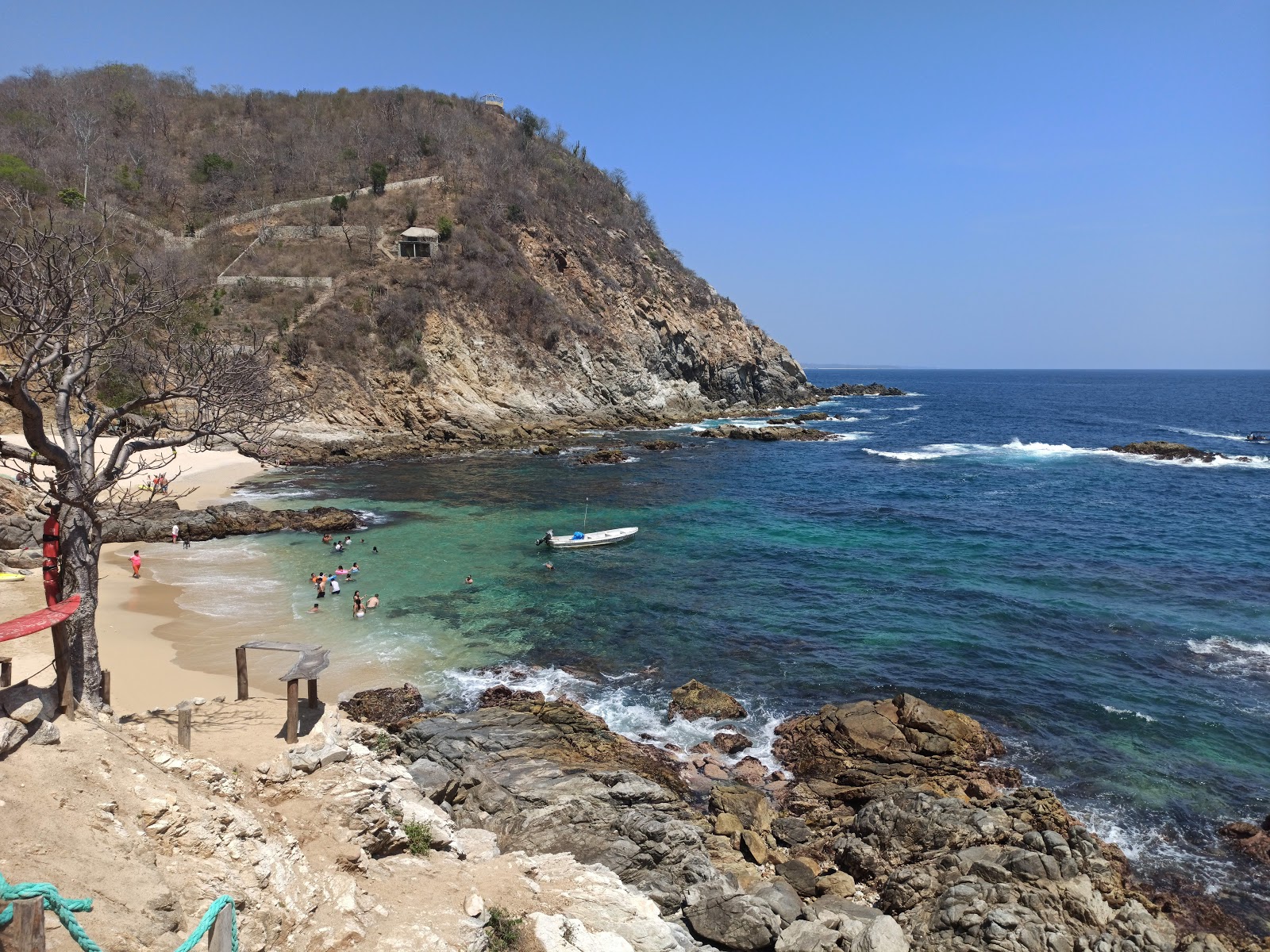 Photo de Playa Estacahuite entouré de montagnes