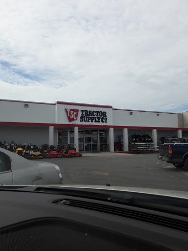 Home Improvement Store «Tractor Supply Co.», reviews and photos, 1715 W Oaklawn Rd a, Pleasanton, TX 78064, USA