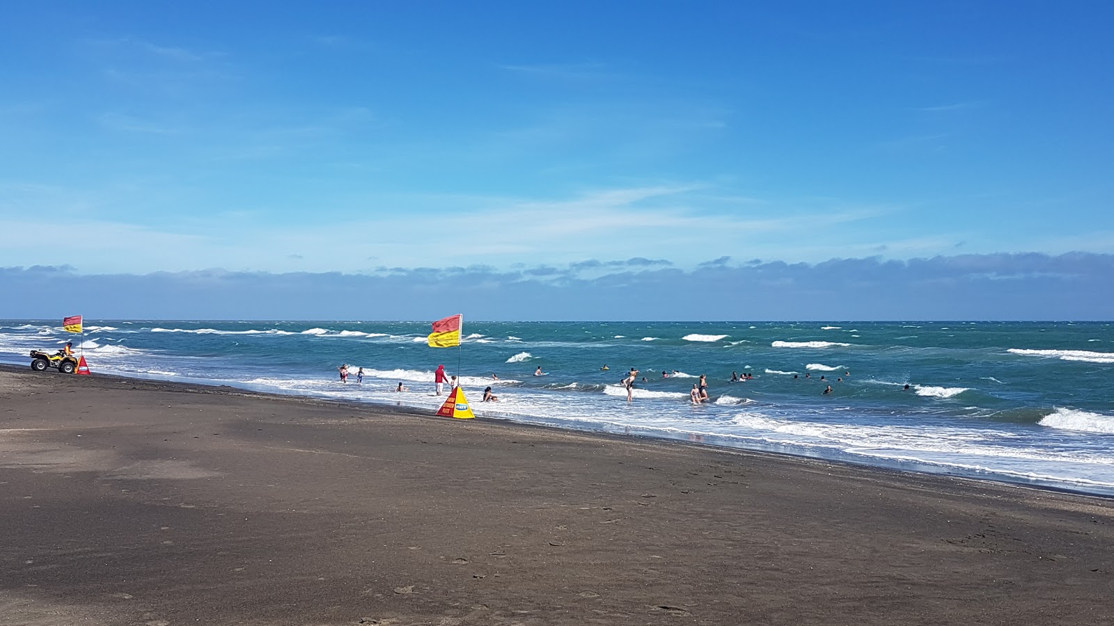 Foto de Castlecliff Beach con arena gris superficie