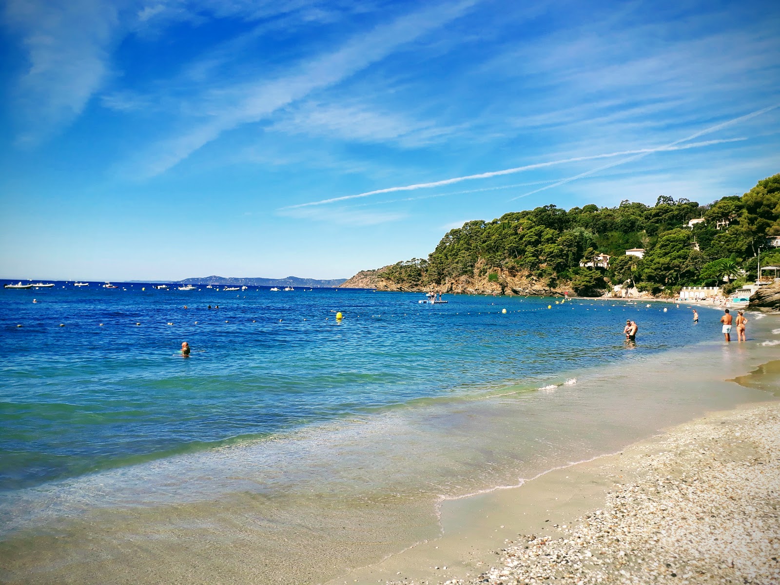 Foto di Rayol beach con una superficie del acqua cristallina