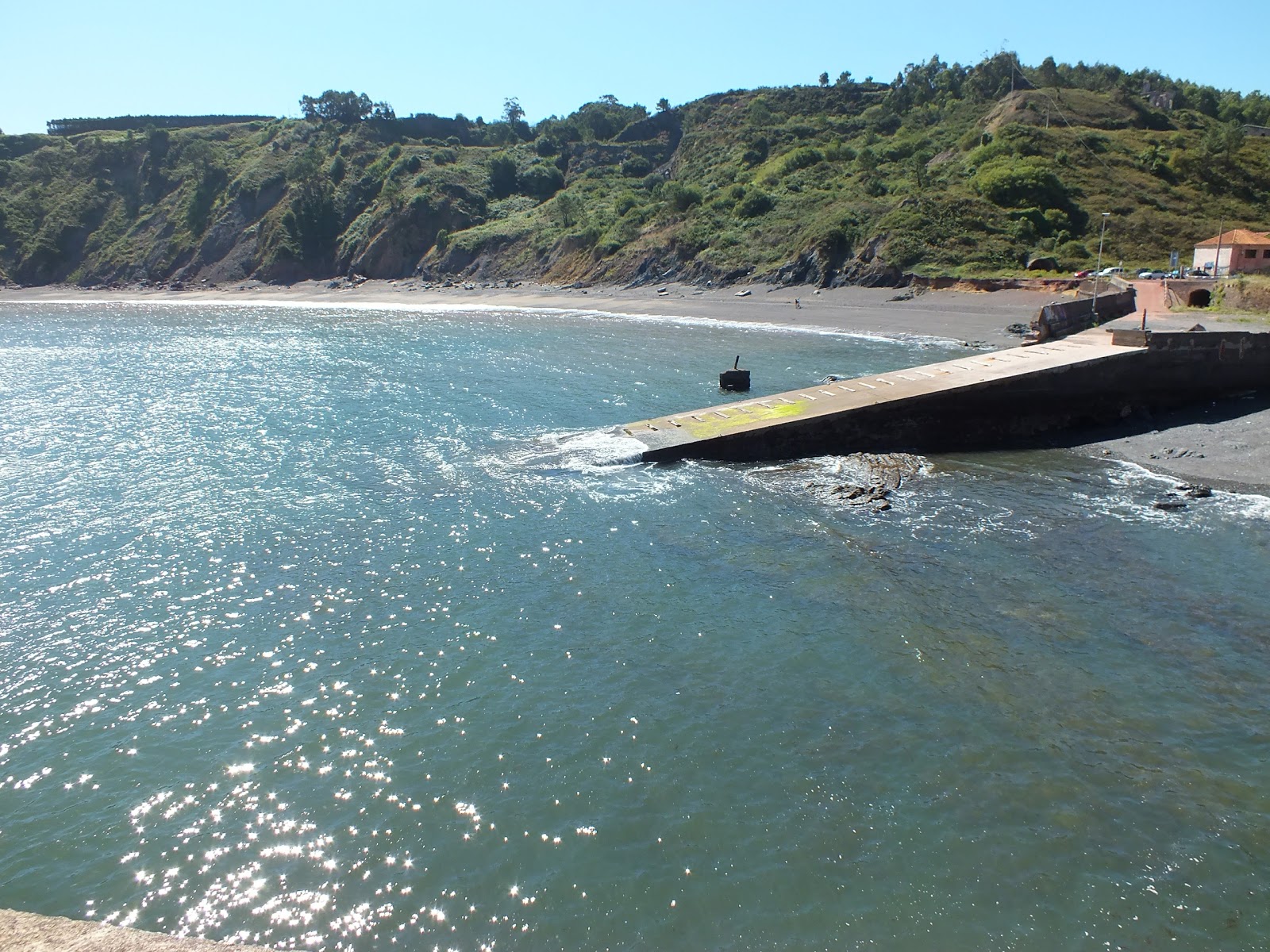 Foto von Playa de Llumeres mit graue kiesel Oberfläche