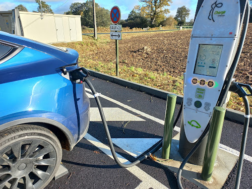 Borne de recharge de véhicules électriques IECharge Station de recharge Saint-Hilaire-du-Harcouët