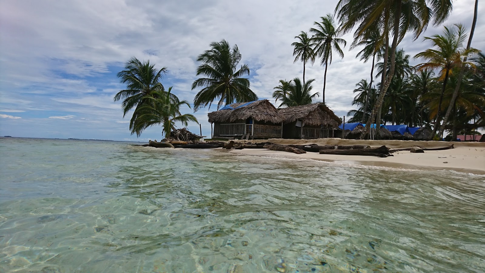 Fotografie cu Isla Cayos Beach - locul popular printre cunoscătorii de relaxare