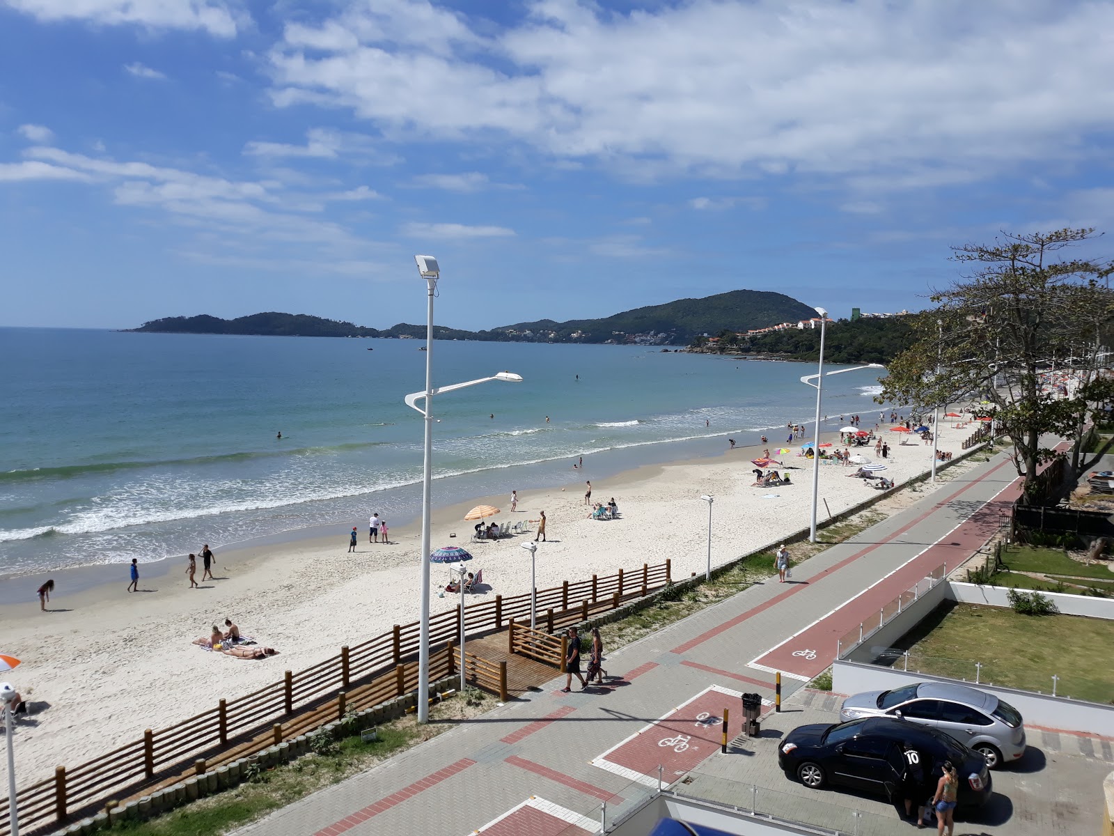 Photo de Praia de Bombas protégé par des falaises