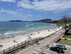 Photo de Praia de Bombas protégé par des falaises