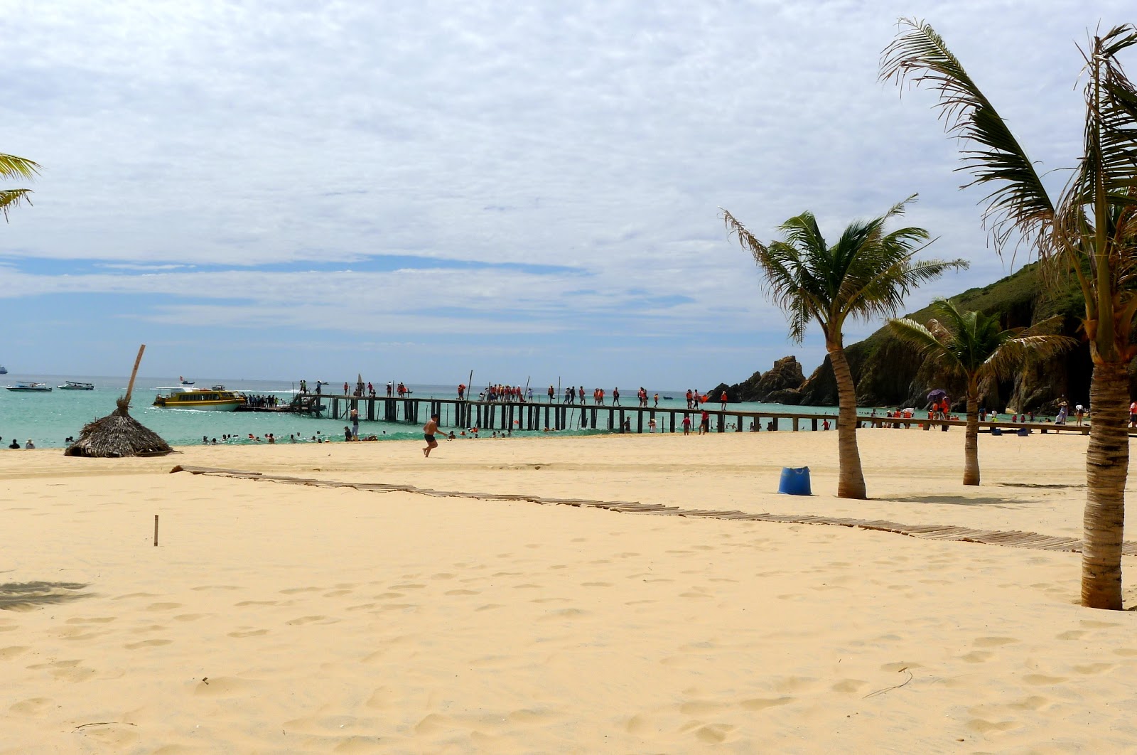 Ky Co Beach'in fotoğrafı dağlarla çevrili