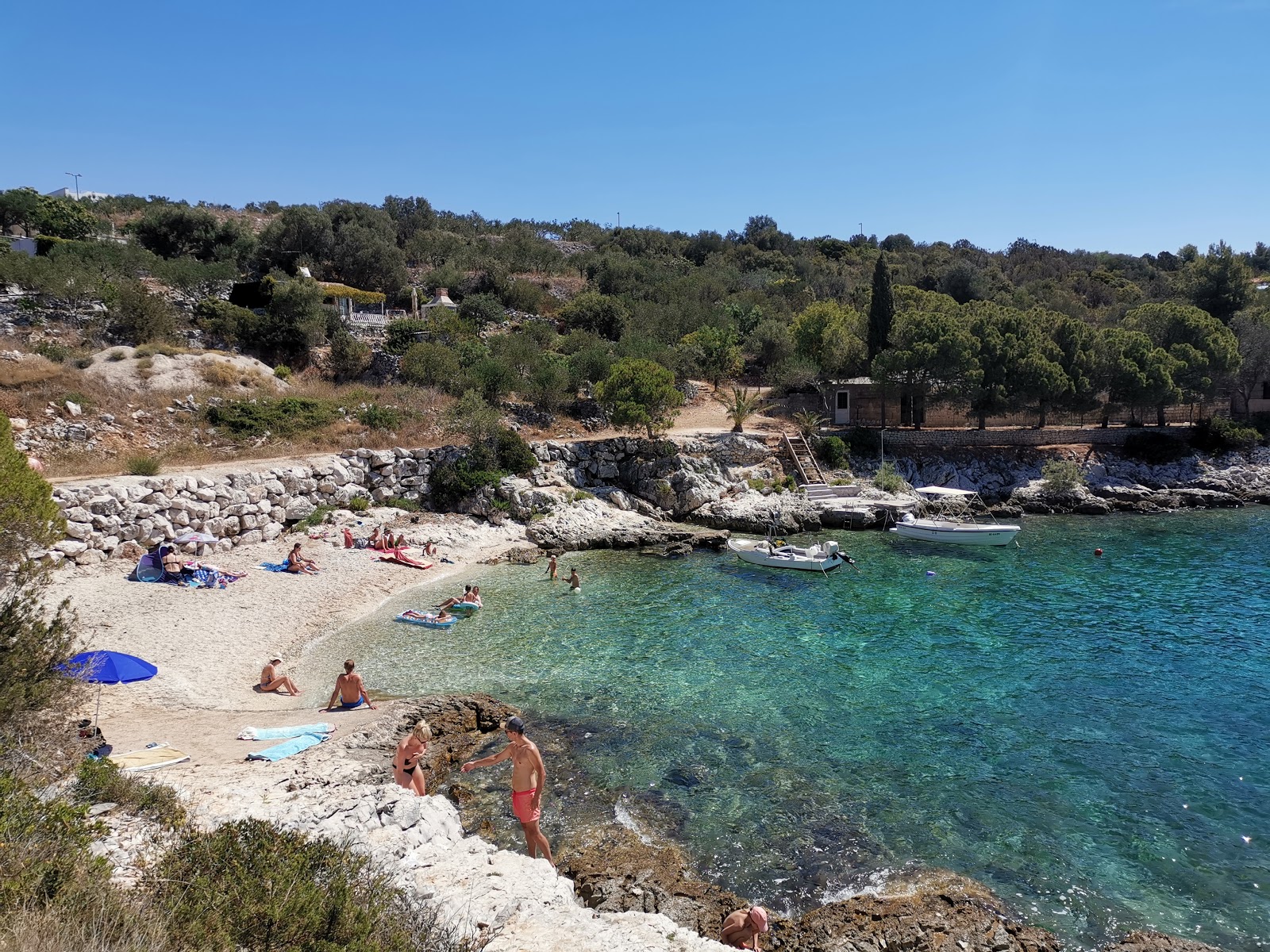 Foto von Put Tatinje beach mit kleine, beiger kiesel Oberfläche
