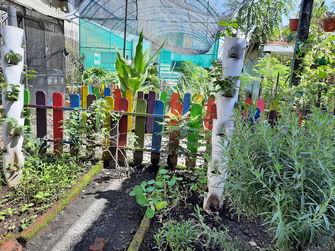 Toko Alat Berkebun di Dekat Tempat-tempat Menarik di ID