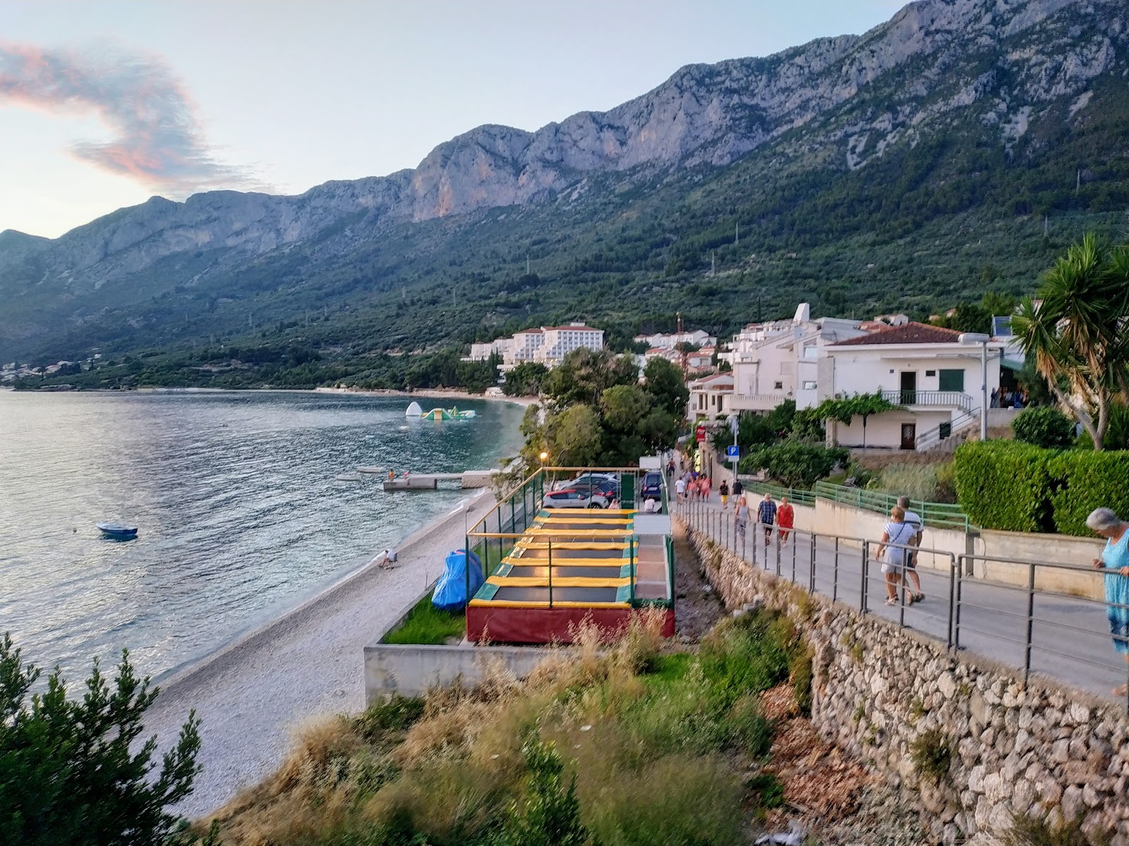 Foto van Gradac beach ondersteund door kliffen
