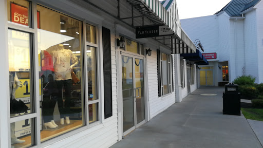 Shopping Mall «Lee Premium Outlets», reviews and photos, 17 Premium Outlet Blvd, Lee, MA 01238, USA