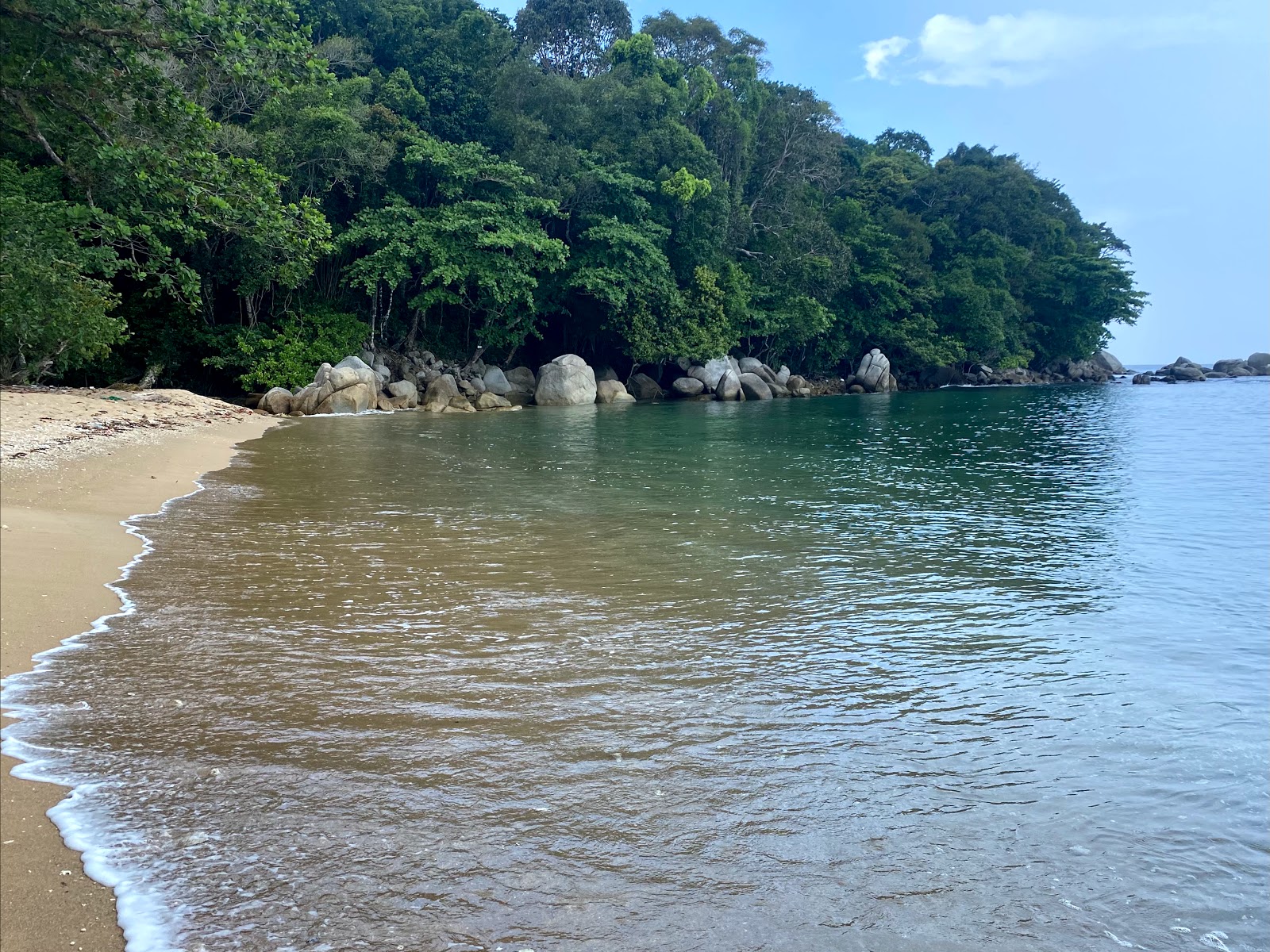 Natural Beach的照片 带有碧绿色水表面