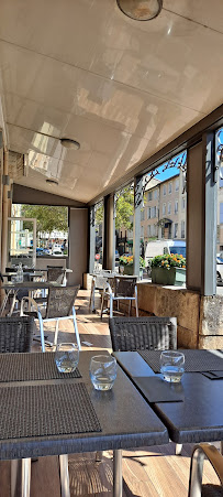 Atmosphère du Restaurant français Hôtel Restaurant Le Pont Neuf à Saint-Affrique - n°6