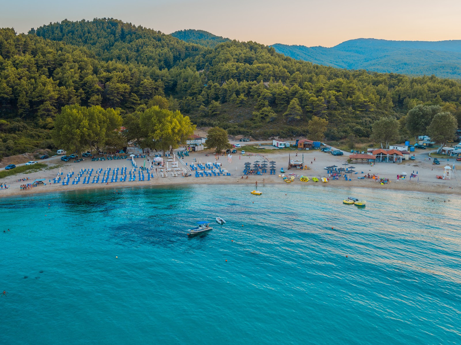 Foto de Platanitsi Beach respaldado por acantilados