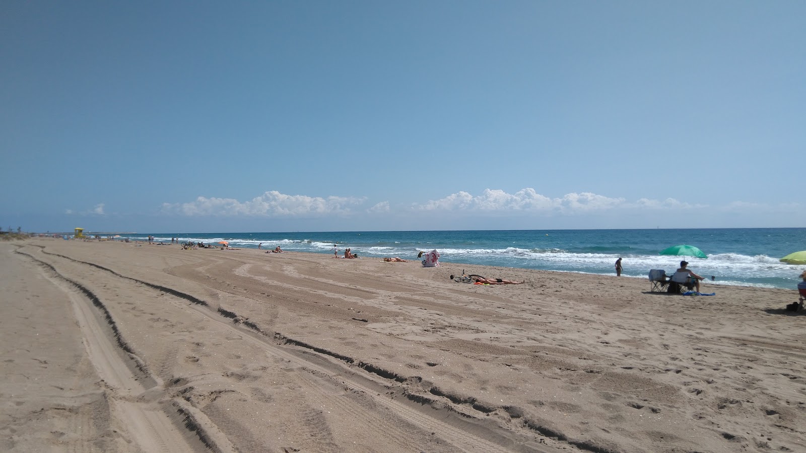 Foto de Platja del Prat con agua azul-verde superficie