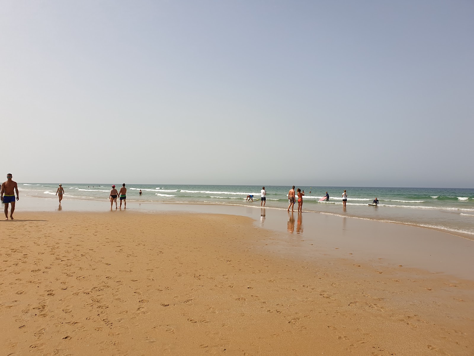 Foto av Playa de la Fontanilla En Conil och bosättningen