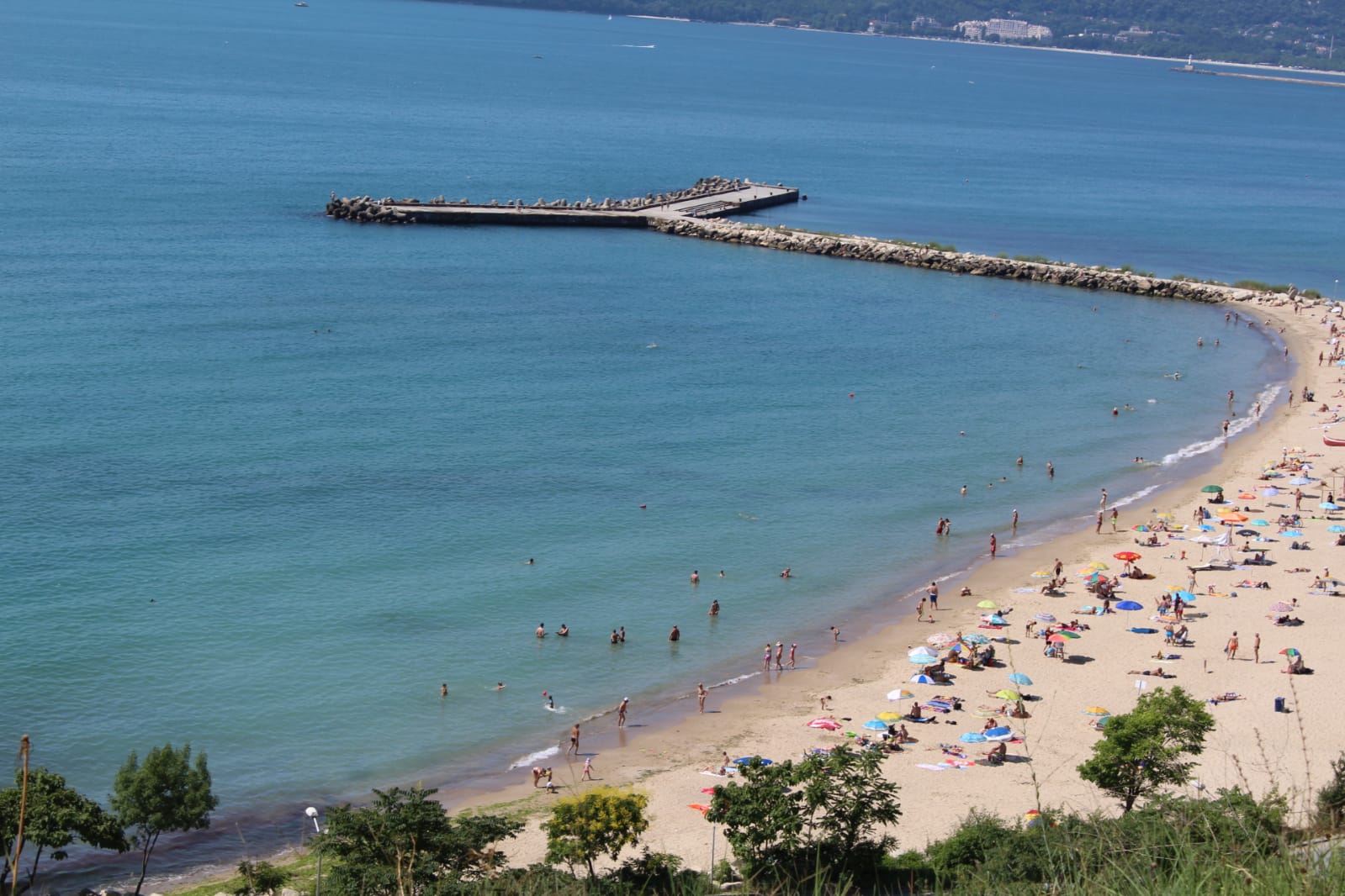 Foto von Officers' beach mit feiner weißer sand Oberfläche