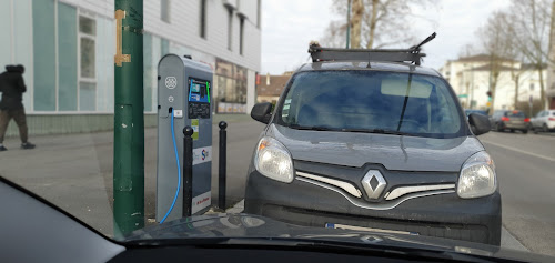 Borne de recharge de véhicules électriques SEY ma borne Station de recharge Mantes-la-Ville