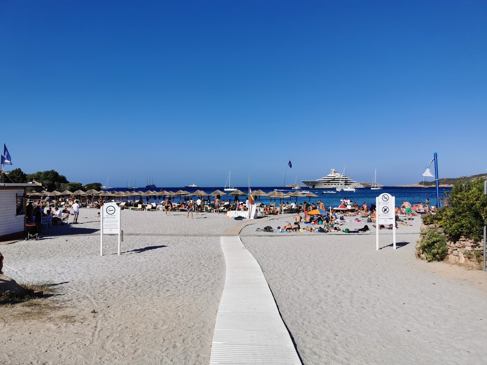 Spiaggia Piccolo Pevero'in fotoğrafı turkuaz saf su yüzey ile
