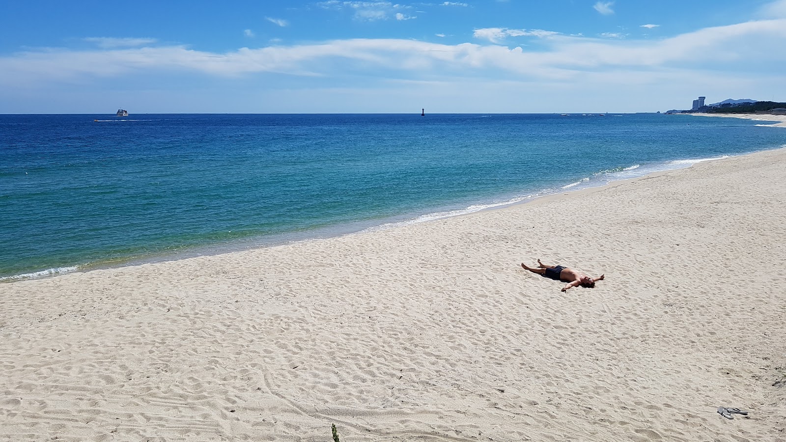 Foto de Sacheon Beach com linha costeira longa e reta