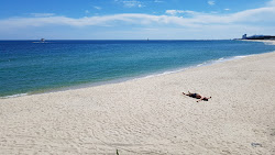 Foto de Sacheon Beach com linha costeira longa e reta