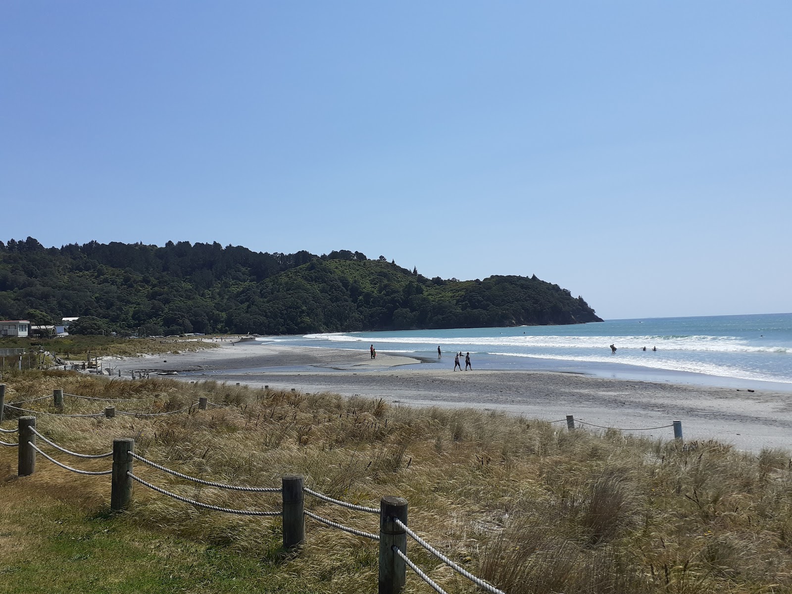 Foto von Waihi Beach mit grauer sand Oberfläche