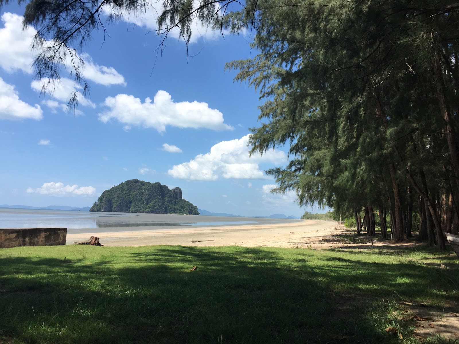 Foto di Keb Tawan Beach con una superficie del sabbia luminosa