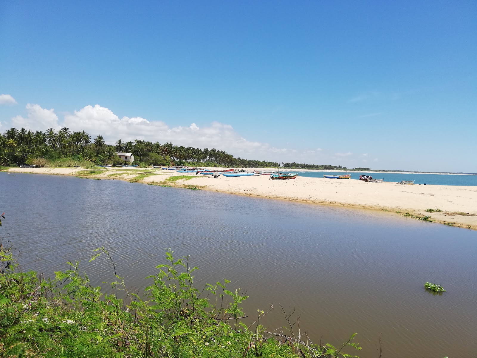 Foto van Kalametiya Beach en de nederzetting