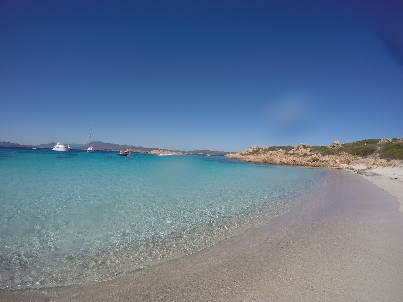 Foto di Spiaggia del Mortorio con una superficie del acqua cristallina